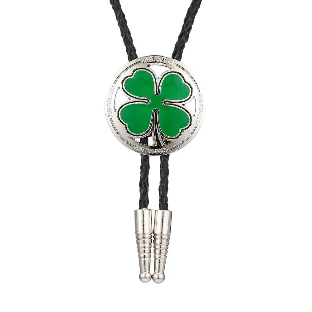 Bolo tie i  läder med grön fyrklöver