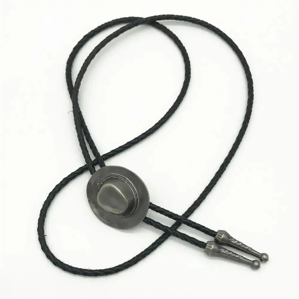 Bolo tie i läder med hattformad medaljong