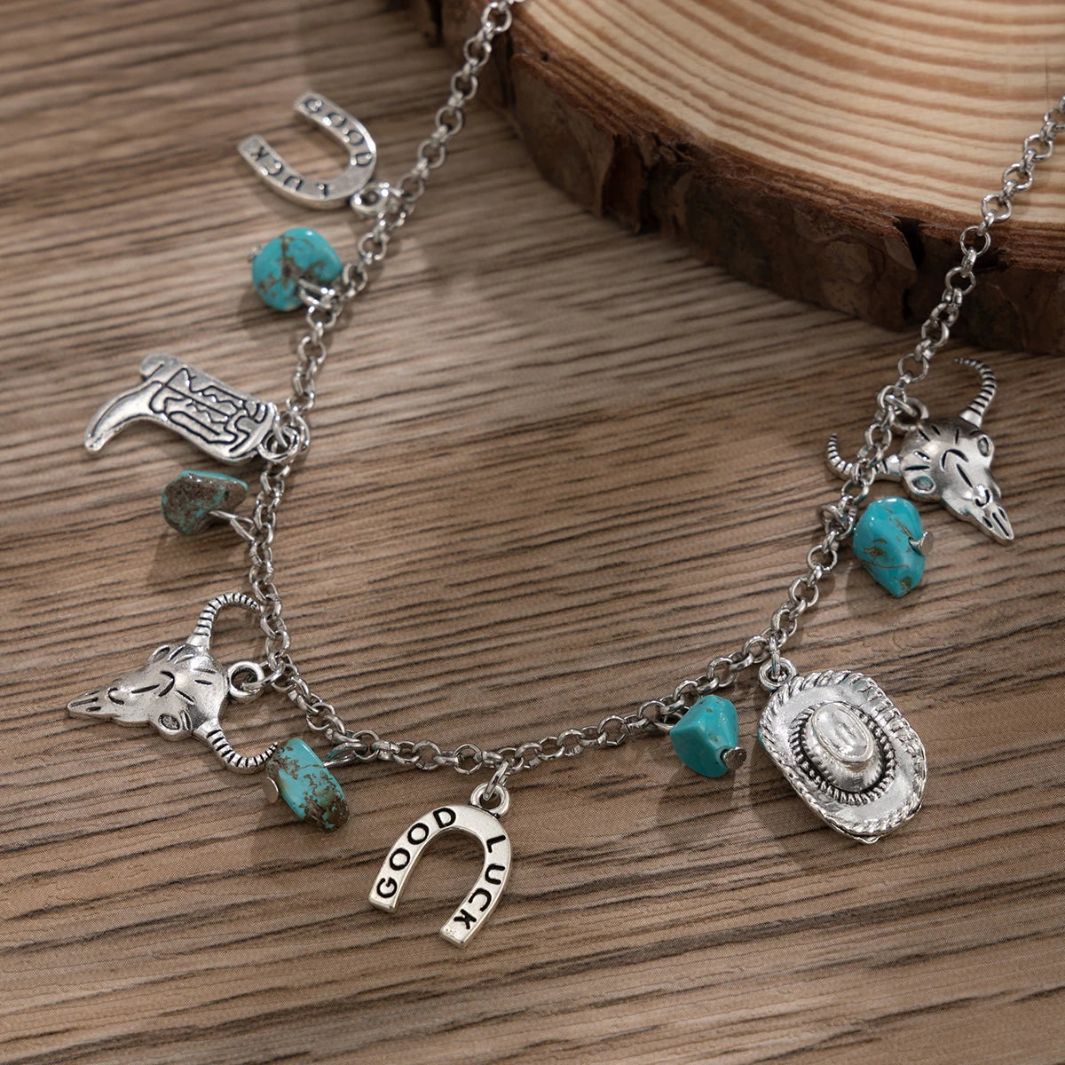 Halsband med western-berlocker och turkos