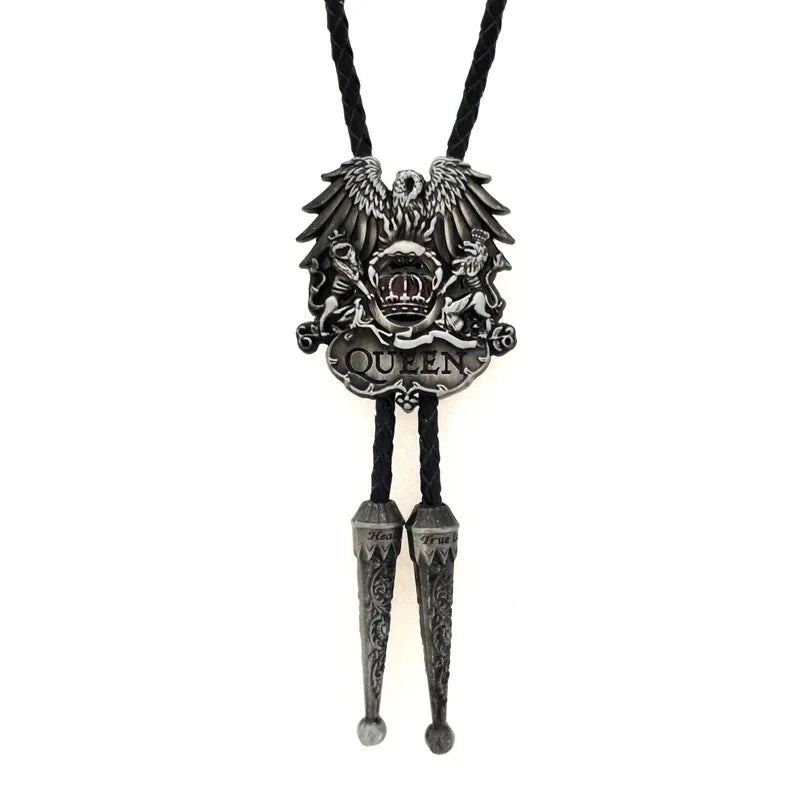 Bolo tie i läder med örnmotiv och metallkrona