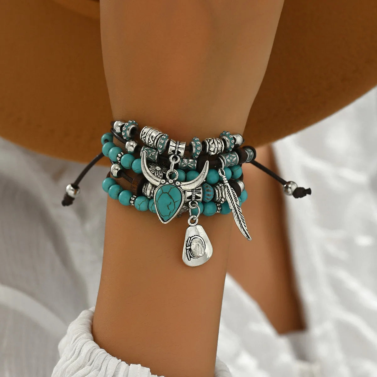 Boho Läderarmband med Turkosa Pärlor och Berlocker