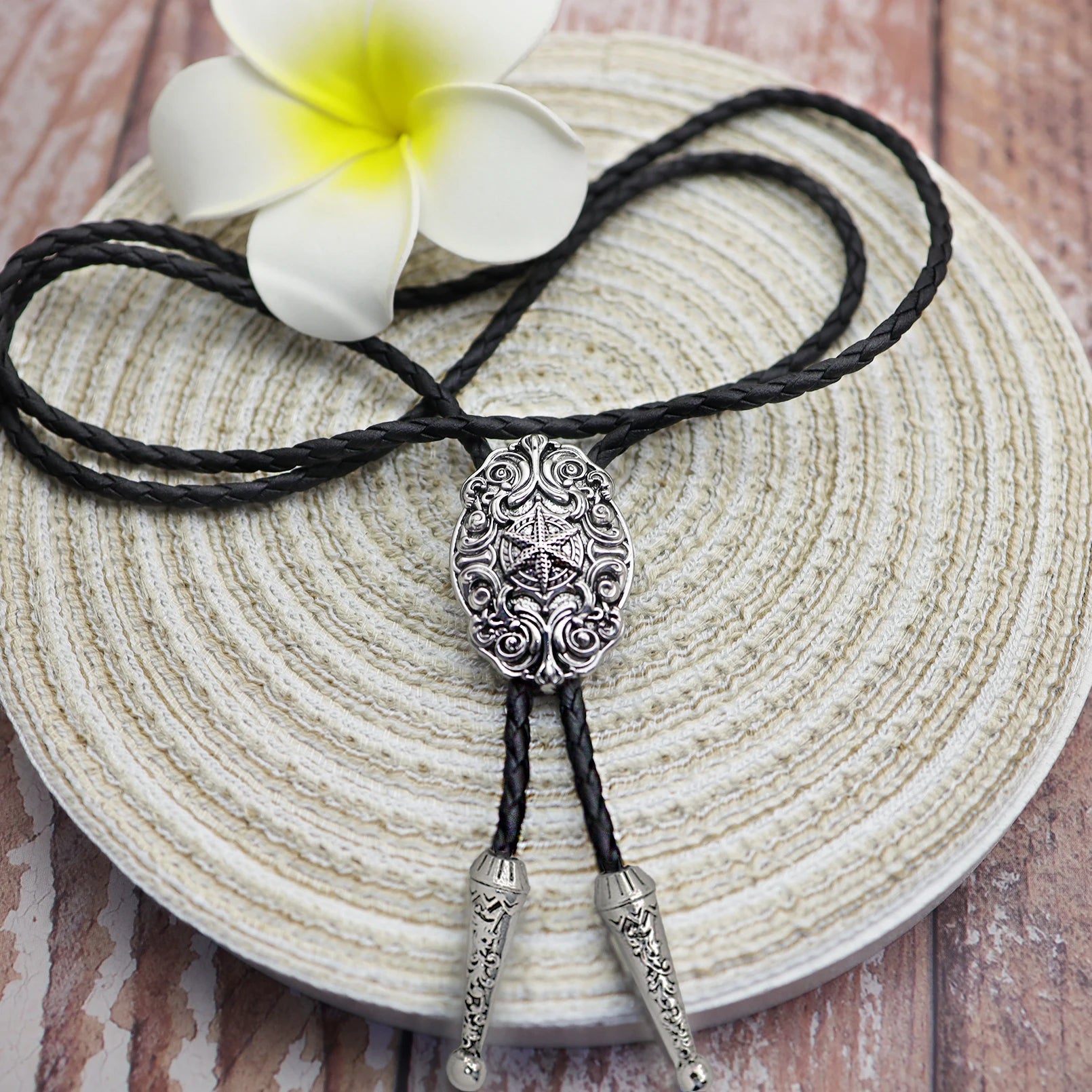 Bolo tie i läder med ovalt graverat hänge i antiksilver