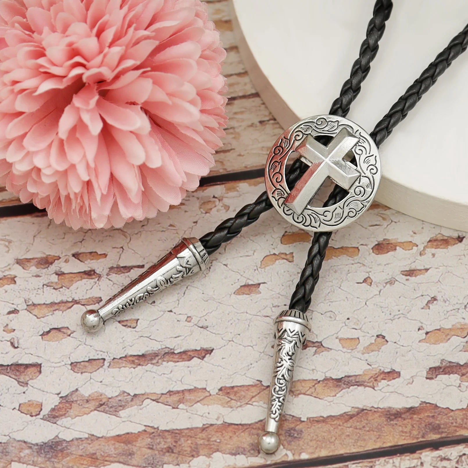 Bolo tie med kors i rund silvermedaljong