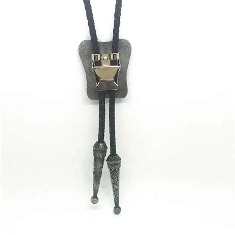 Bolo tie i rektangulär mörk metall med blommigt vintagemönster