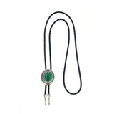 Bolo tie i läder med metallhänge och färgad sten