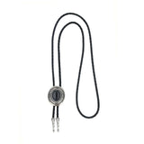 Bolo tie i läder med metallhänge och färgad sten