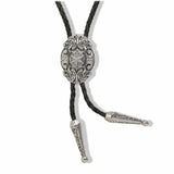 Bolo tie i läder med ovalt graverat hänge i antiksilver