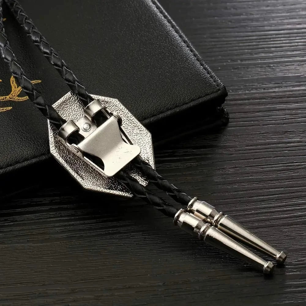 Bolo tie i läder med sexkantig ram och färgad sten