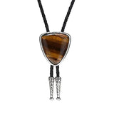 Bolo tie i läder med trekantig sten och elegant design
