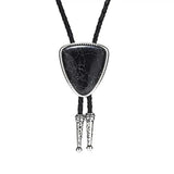 Bolo tie i läder med trekantig sten och elegant design