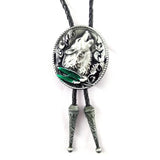 Bolo tie i läder med vargmotiv i antik stil
