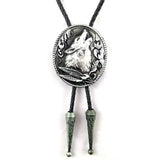 Bolo tie i läder med vargmotiv i antik stil