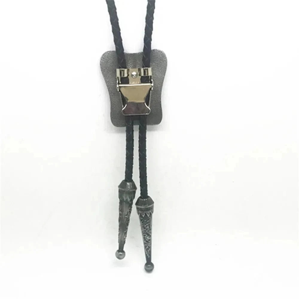 Bolo tie i rektangulär mörk metall med blommigt vintagemönster