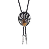 Bolo tie i silverfärgad björntassdesign med ädelstenslook