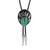 Bolo tie i silverfärgad björntassdesign med ädelstenslook