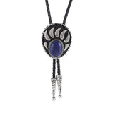Bolo tie i silverfärgad björntassdesign med ädelstenslook