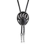 Bolo tie i silverfärgad björntassdesign med ädelstenslook