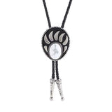 Bolo tie i silverfärgad björntassdesign med ädelstenslook
