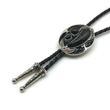 Bolo tie i svart läder med ovalt hänge och natursten