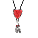 Bolo tie i triangelform med fjäderdetalj och natursten