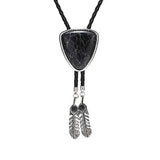 Bolo tie i triangelform med fjäderdetalj och natursten