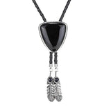 Bolo tie i triangelform med fjäderdetalj och natursten