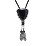 Bolo tie i triangelform med fjäderdetalj och natursten
