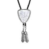 Bolo tie i triangelform med fjäderdetalj och natursten