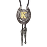 Bolo tie med bokstavsemblem A–Z