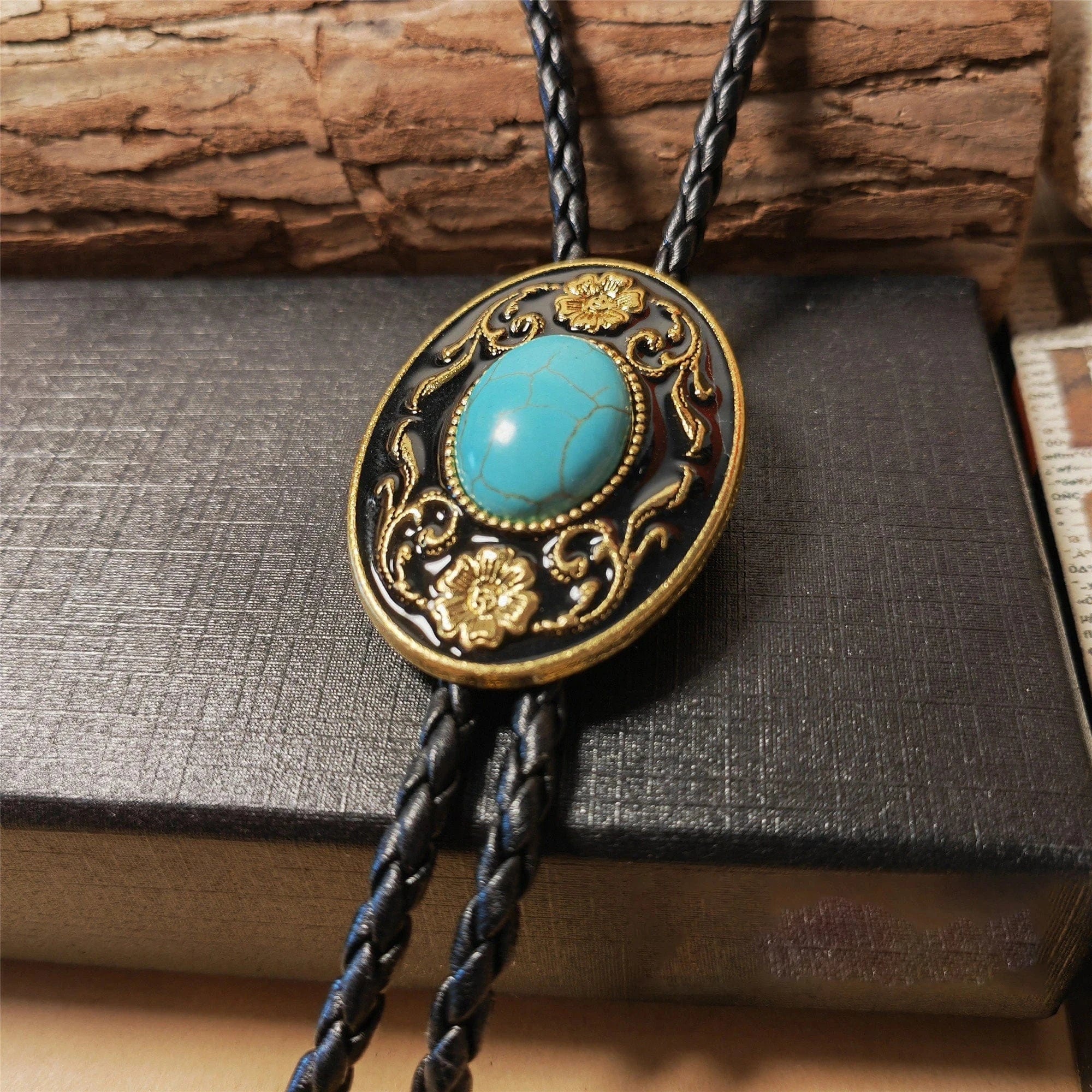 Bolo tie med dekorativ sten och barockdetaljer