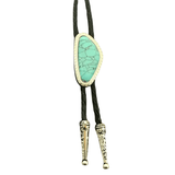 Bolo tie med färgad sten i oregelbunden form
