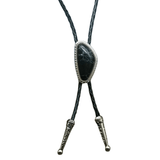 Bolo tie med färgad sten i oregelbunden form