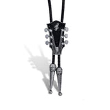 Bolo tie med gitarrhuvud i metall och läderrem