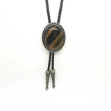 Bolo tie med glasdetalj och ovalt vintagehänge