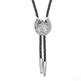 Bolo tie med hästhuvud och glittrande hästsko