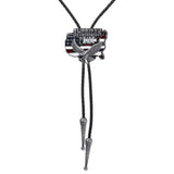 Bolo tie med örn- och flaggmotiv i metall