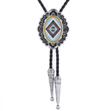 Bolo tie med ovalt hänge i färgglad tribaldesign