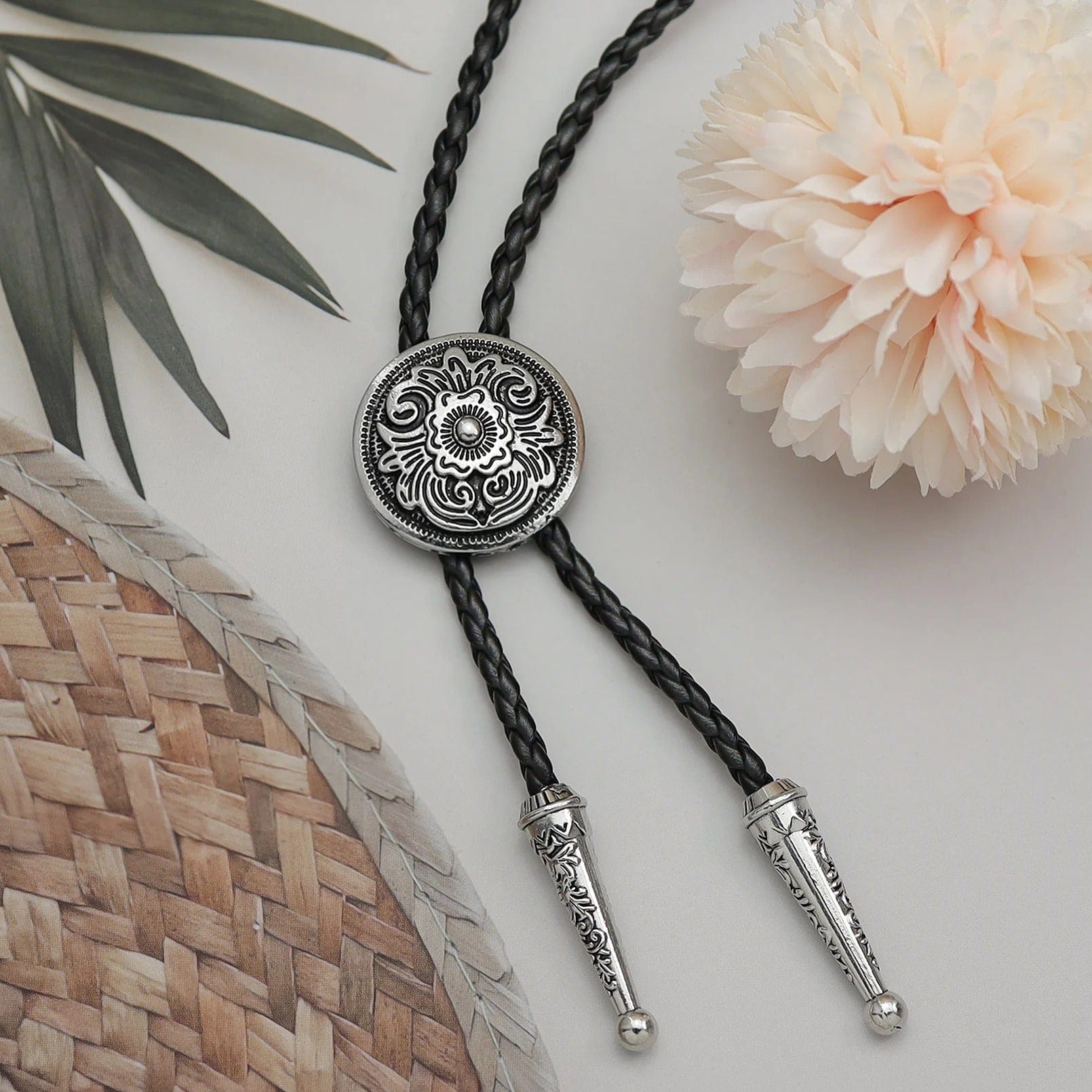 Bolo tie med rund blommönstrad silvermedaljong