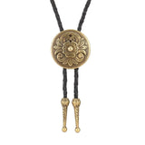 Bolo tie med rund medaljong och blomgravyr
