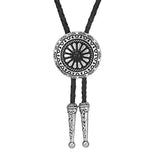 Bolo tie med runt metallhänge och lädersnöre