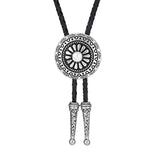 Bolo tie med runt metallhänge och lädersnöre