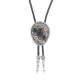 Bolo tie med snidade detaljer och naturlig sten