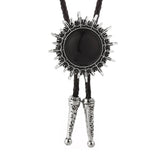 Bolo tie med solinspirerad medaljong i naturglas