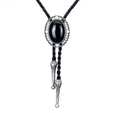 Bolo tie med svart oval sten och silverdetaljer