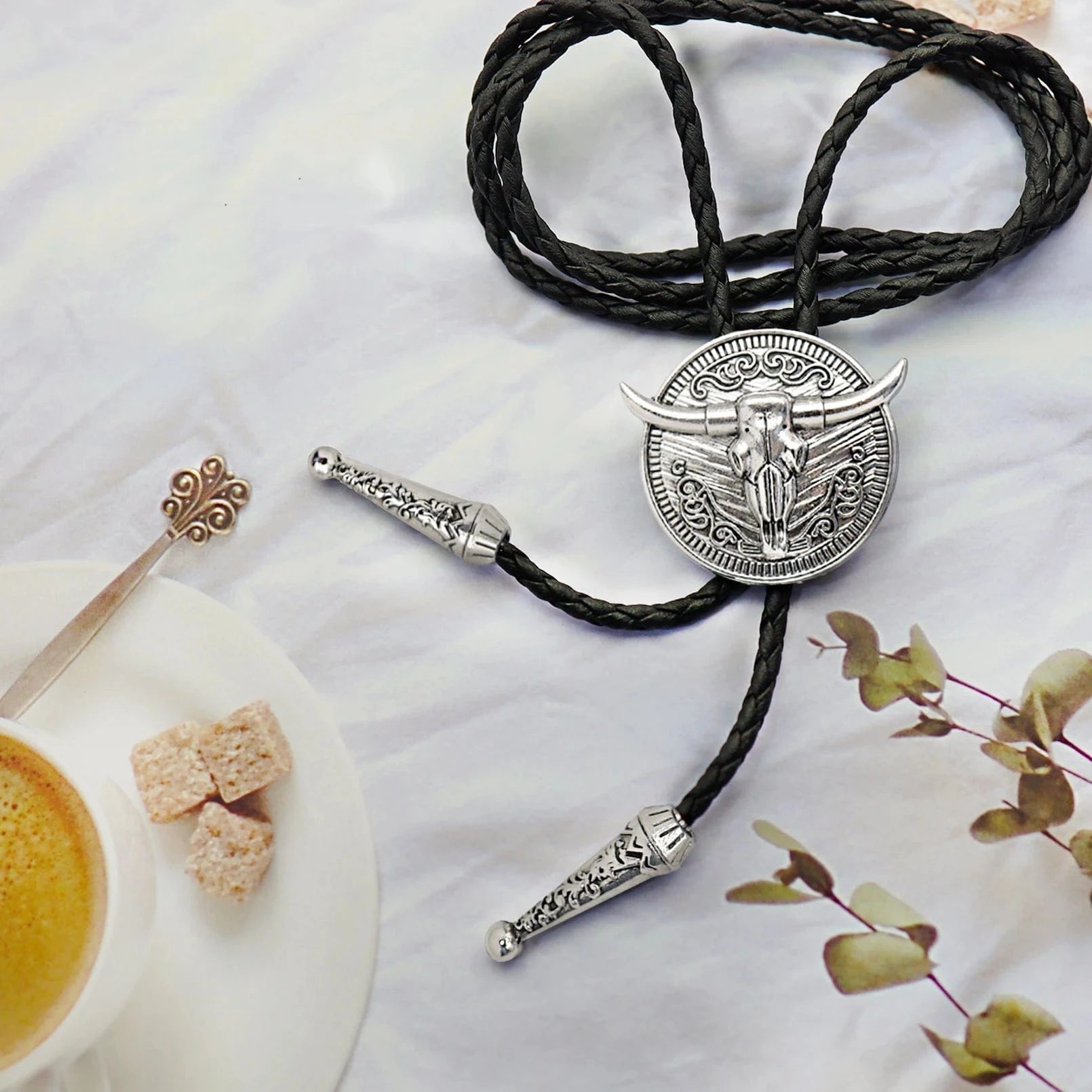 Bolo tie med tjurhuvud i silver
