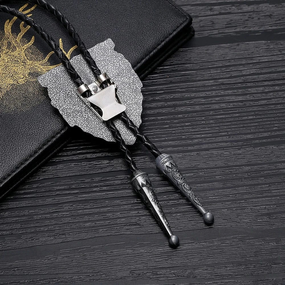 Bolo tie med tjurskalle i oljesköld och läderband