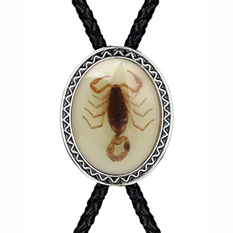 Bolo tie oval med natursten och skorpiondetalj