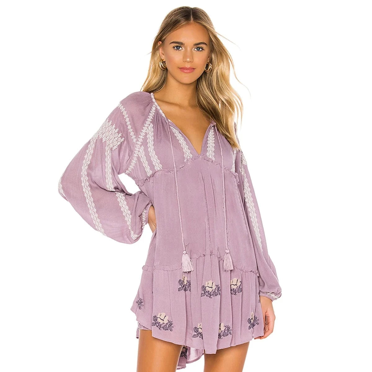 Broderad miniklänning i boho-stil med ballongärm och fransar