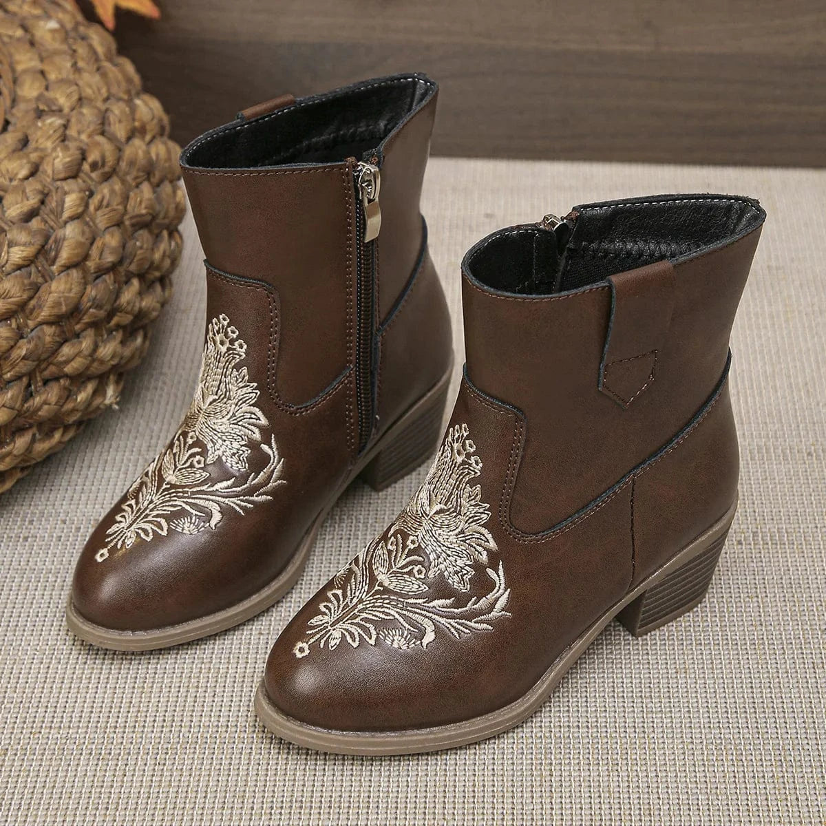 Broderade cowboyboots för flickor med vintageblommönster