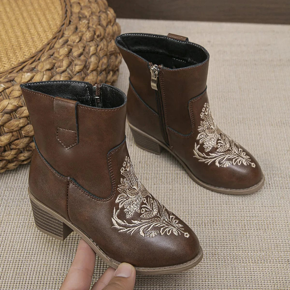 Broderade cowboyboots för flickor med vintageblommönster
